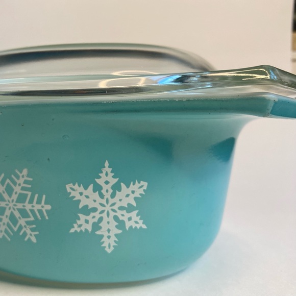 Vintage Pyrex Turquoise Snowflake 1 1/2 Quart Casserole Dish with Original Lid - Picture 8 of 11